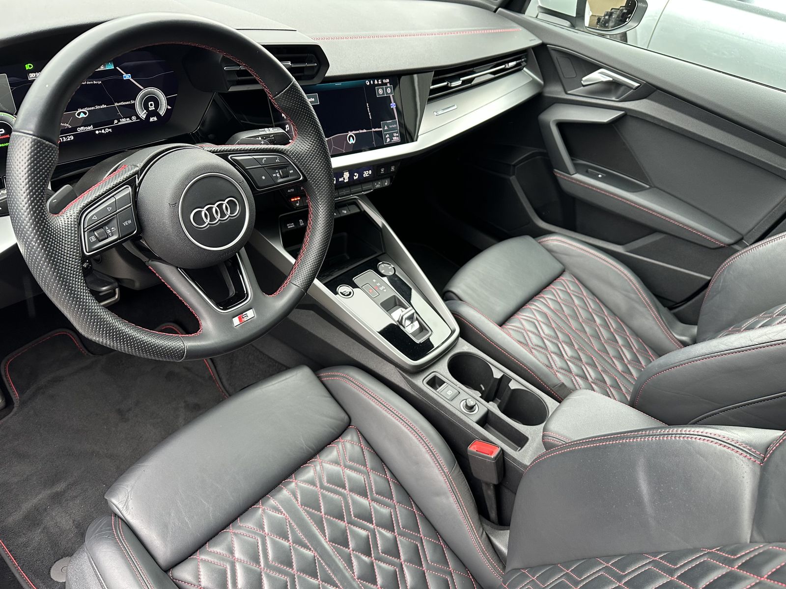 Fahrzeugabbildung Audi A3 SpB 40 TFSIe NAV+LED+VCOCKPIT+PANO+CARPLAY+PP
