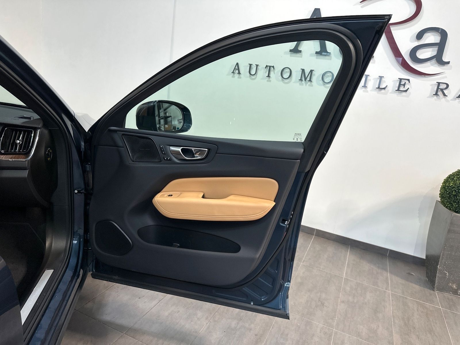 Fahrzeugabbildung Volvo XC60 T6 AWD Recharge Plus Bright NAV+LED+PANO