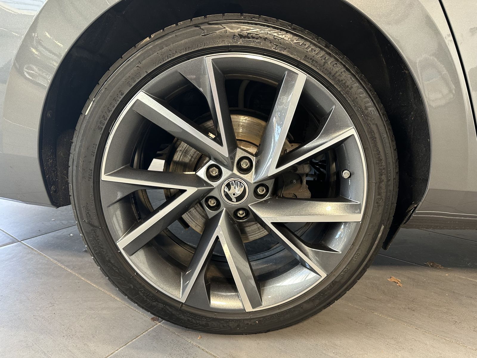 Fahrzeugabbildung SKODA Superb Combi Sportline iV NAV+LED+PANO+19ZO+360°
