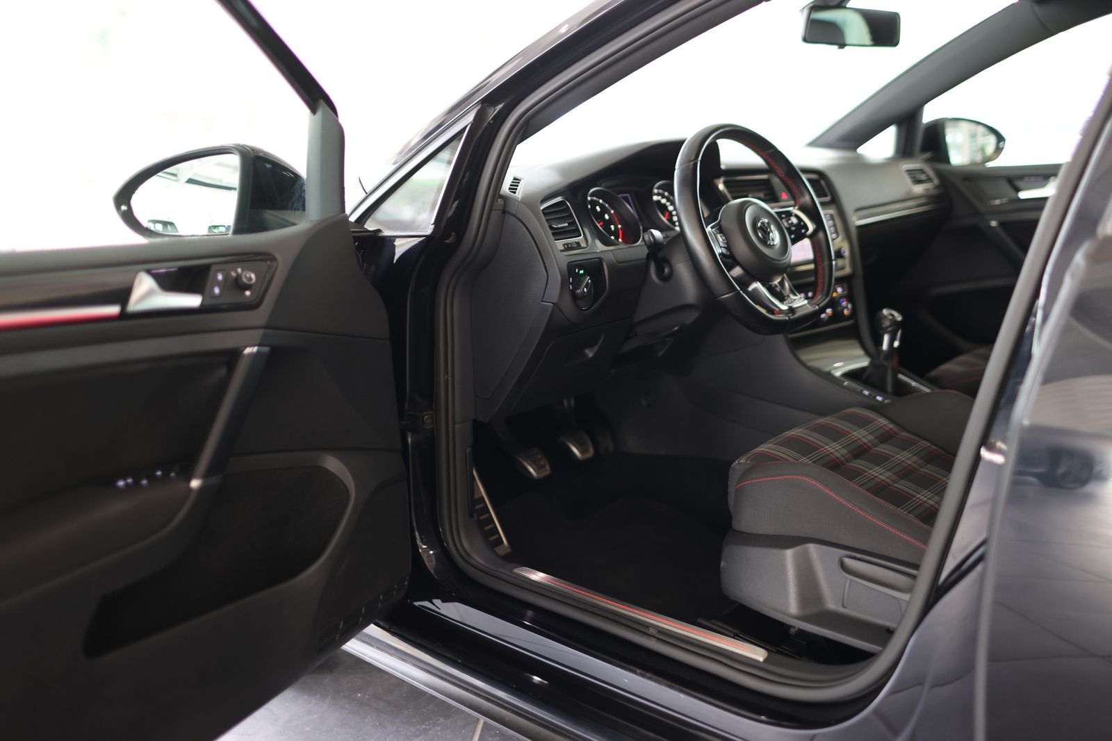 Volkswagen Golf VII 2,0 GTI BMT SCHALTER / 2. BESITZ foto 9