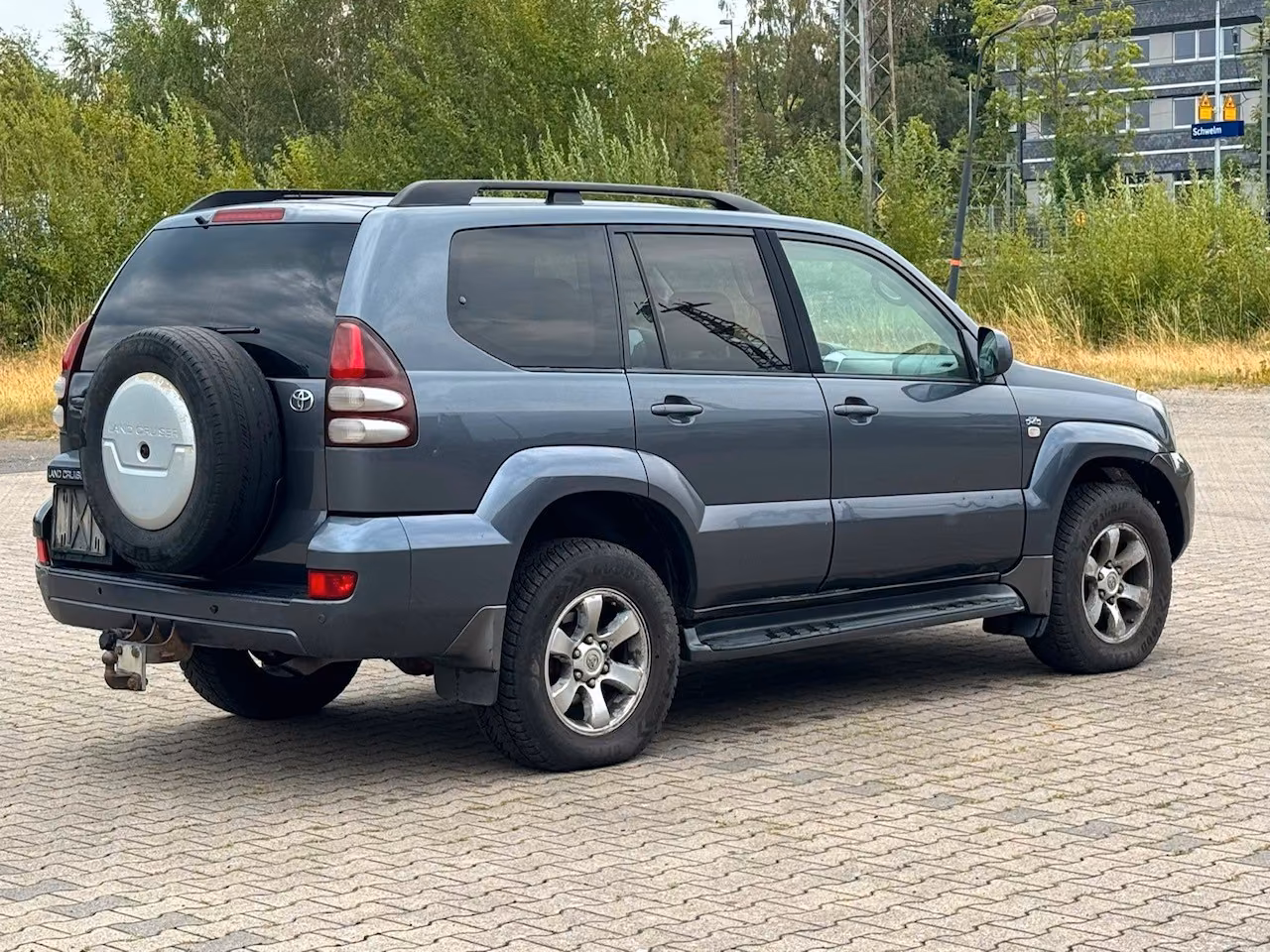Toyota Land Cruiser 3.0 D-4D Executive | 173 ch | BVA | 8 places | Cuir | GPS | Toit ouvrant | Suspension pneumatique | Attelage