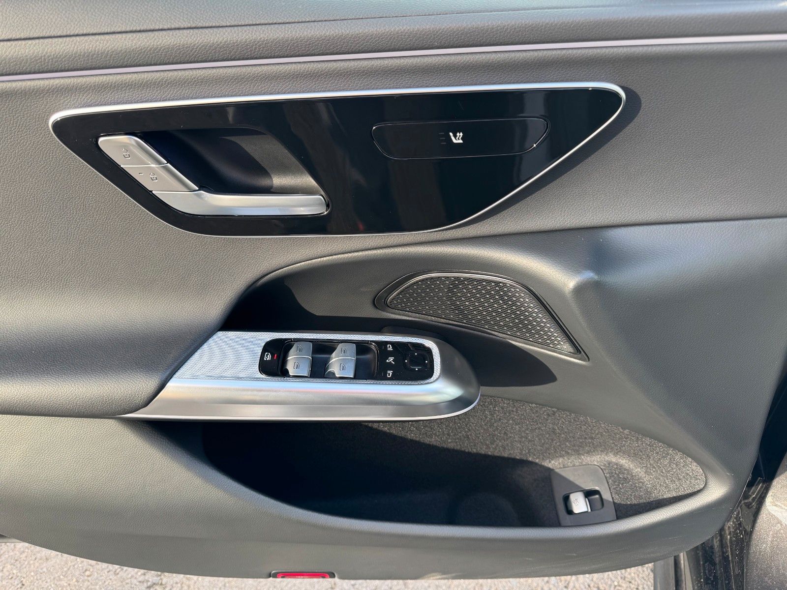 Fahrzeugabbildung Mercedes-Benz E 220d T Avantgarde+Pano+DistrPro+AHK+RFK+MBUX