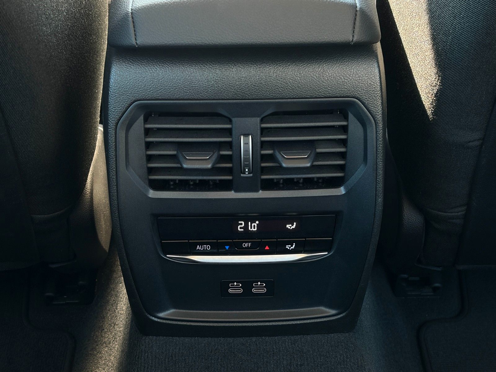 Fahrzeugabbildung BMW 318i Limo Autom. SHZ LED LKA TEMP CarPlay Navi
