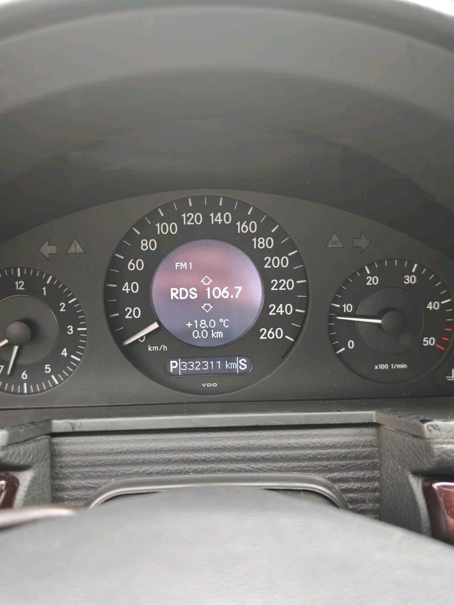 Mercedes-Benz E220 2004 — photo 11