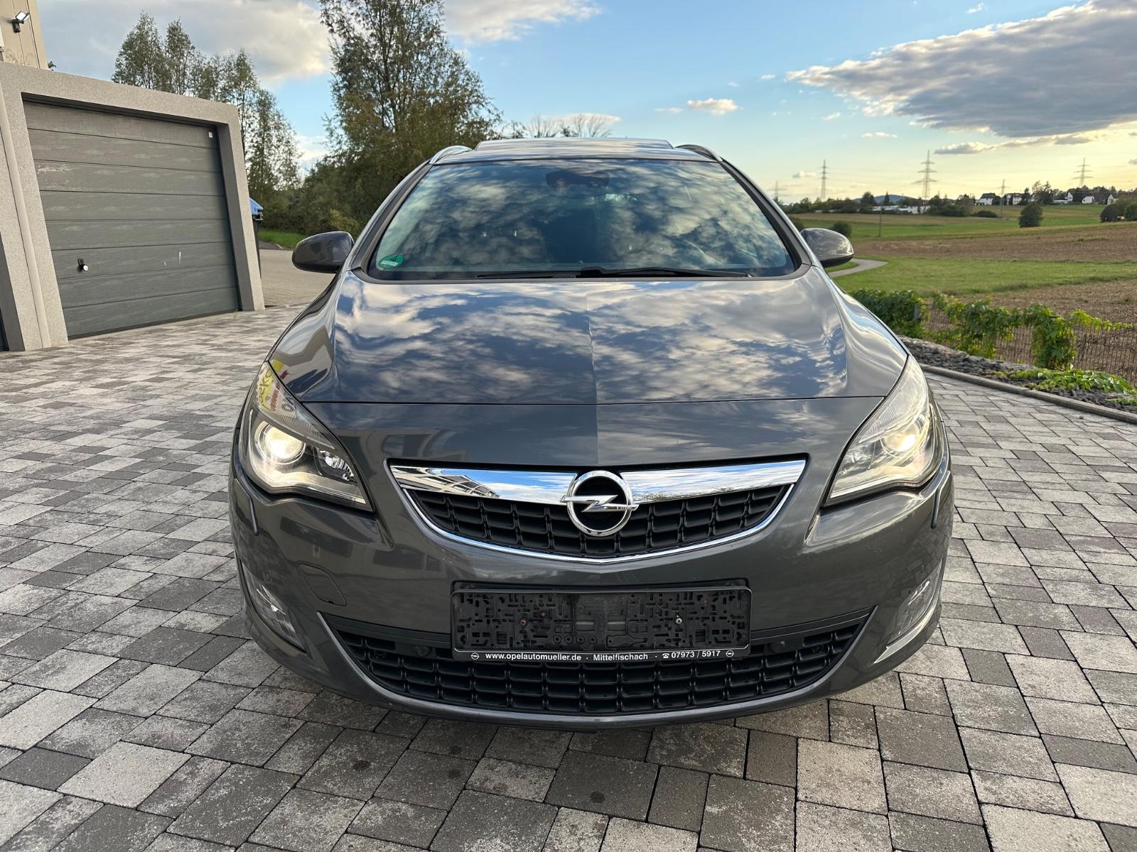 Opel Astra 2011 — rear view