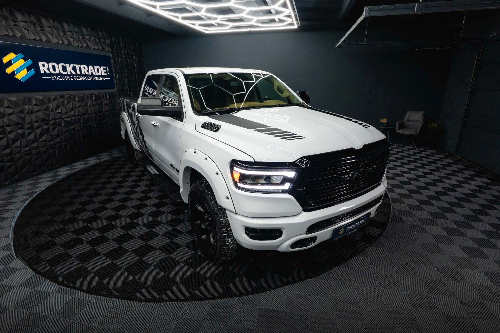 Fahrzeugabbildung Dodge RAM 5.7 V8 HEMI 4x4 OFFROAD LONGBED Night-Paket