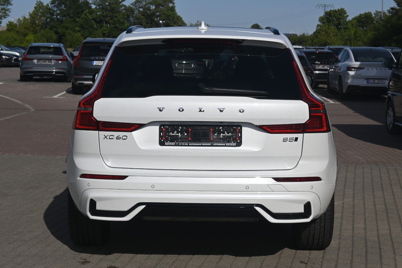 Fahrzeugabbildung Volvo XC60 B5 AWD Plus Dark*LED*PANO*360*H&K*BLIS