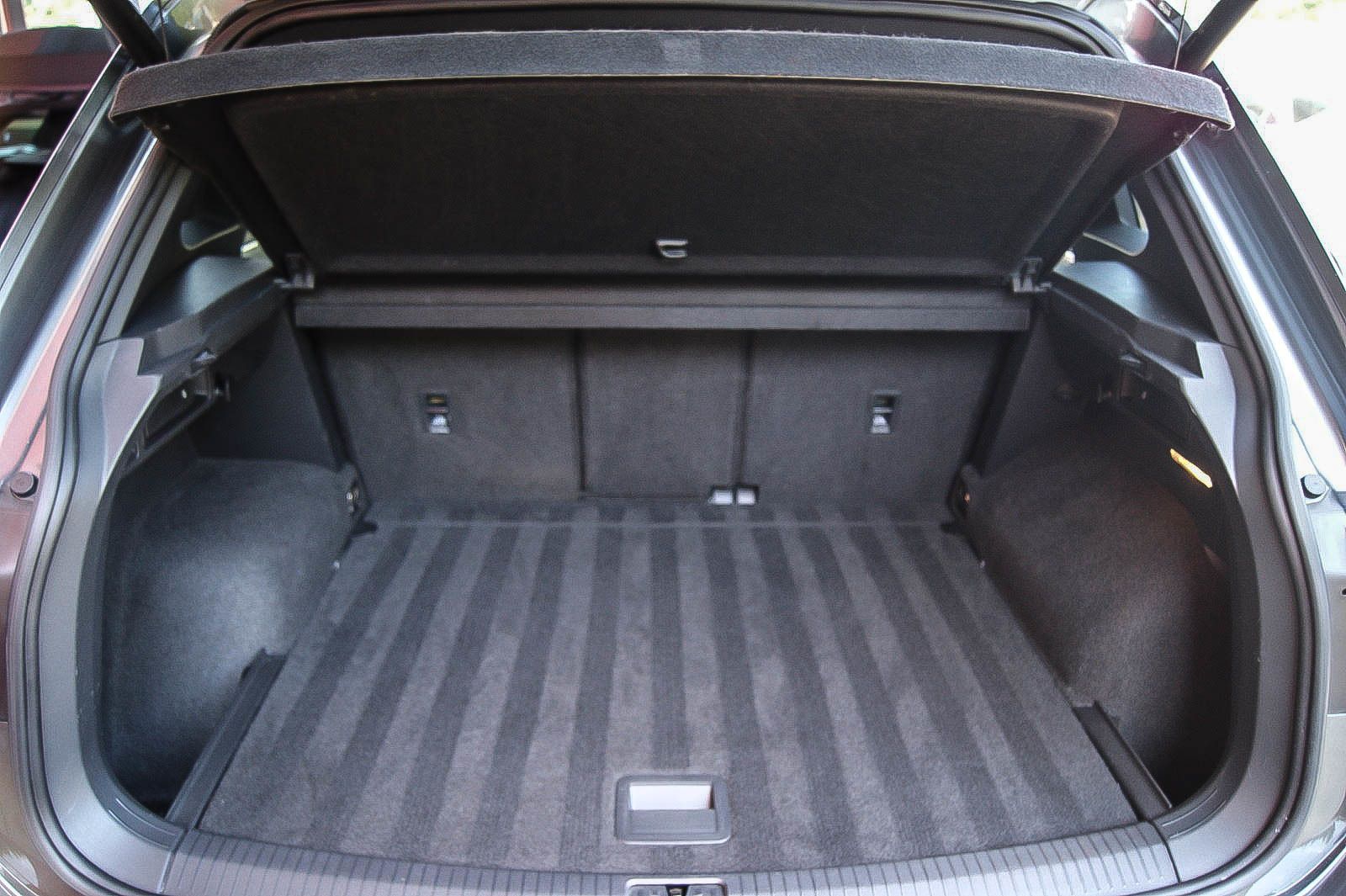 Fahrzeugabbildung Volkswagen Tiguan 20TDI 4Motion R-LINE BLACK STHZG LED ANHZ