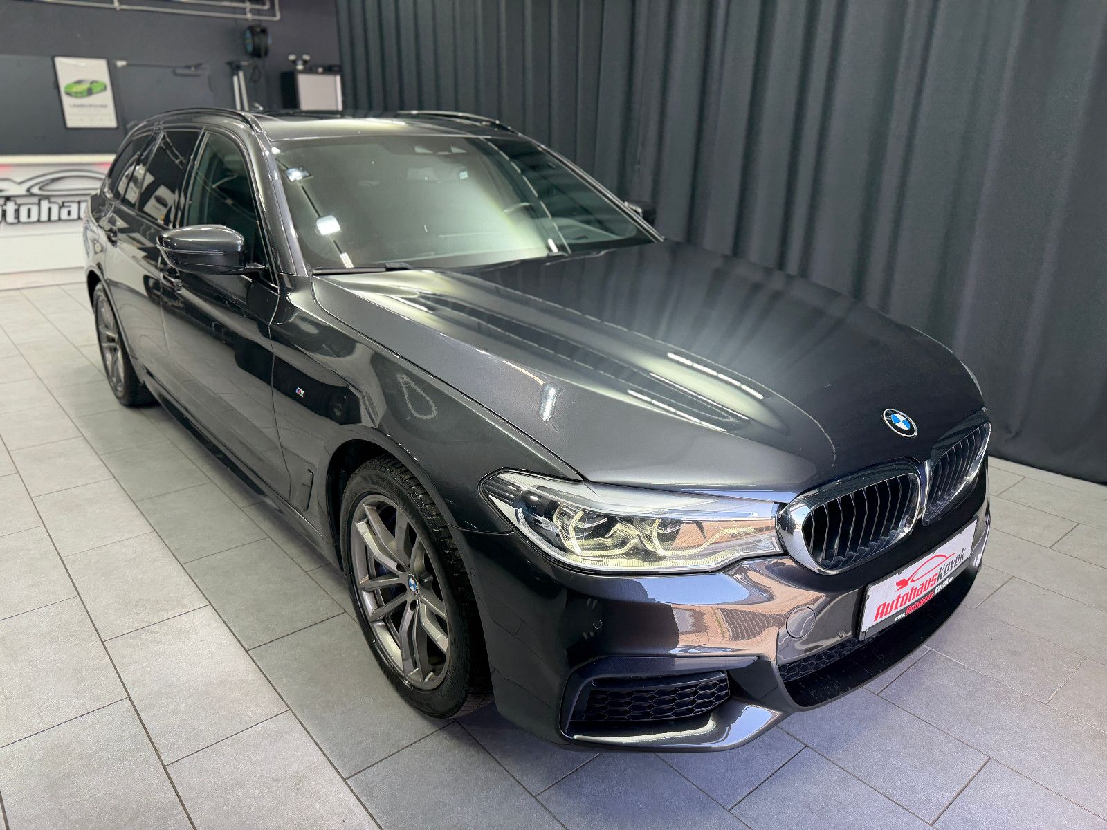 Fahrzeugabbildung BMW 540i Touring xDrive M Sport|HIFI|HuD|PANO|KEYLES