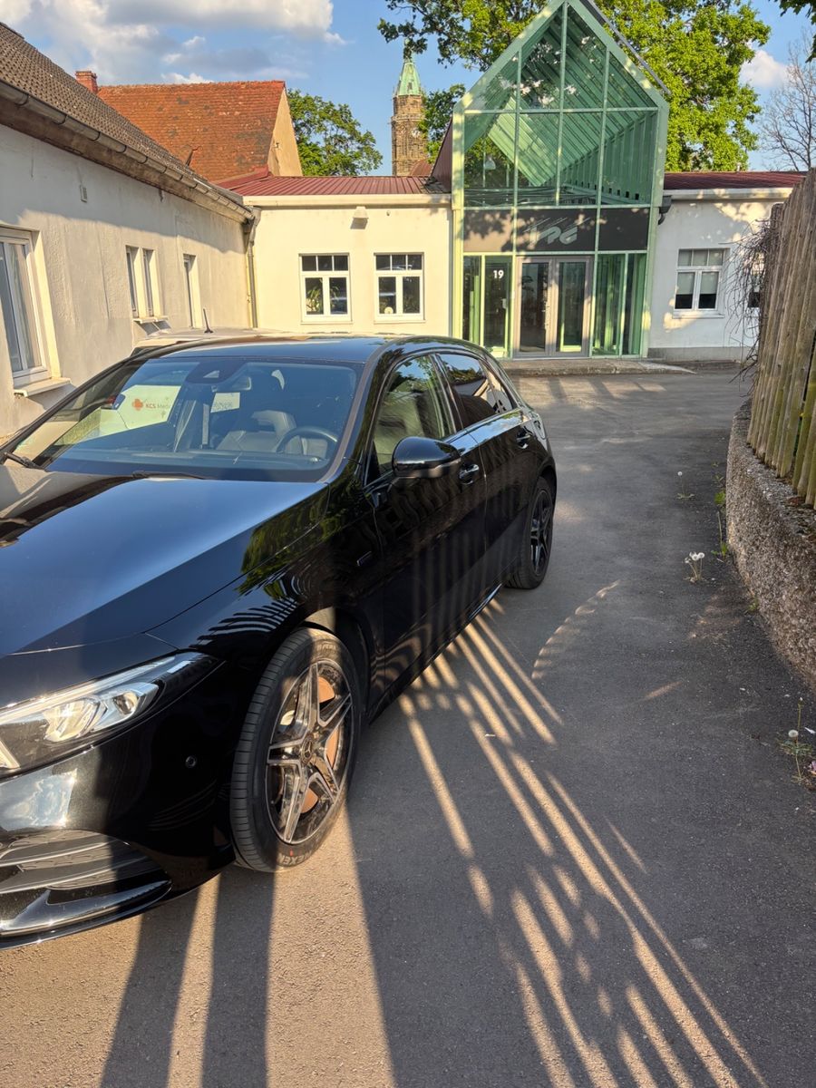 MERCEDES-BENZ A 250 e DCT - AMG Paket + Night Paket