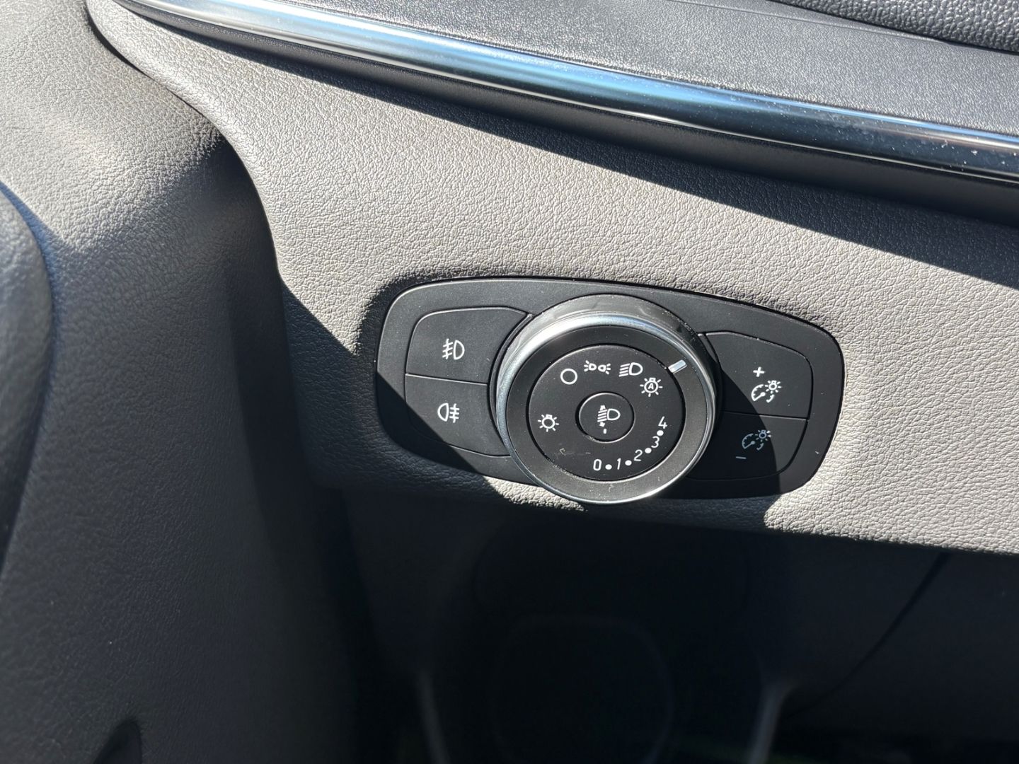 Fahrzeugabbildung Ford Tourneo Custom Kombi 320 L1 Titanium X AHK Behei
