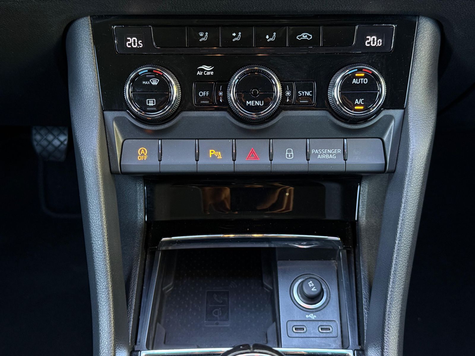 Fahrzeugabbildung SKODA Karoq 1.5 TSI Ambition LED+KAMERA+VIRT+CARPL+DAB