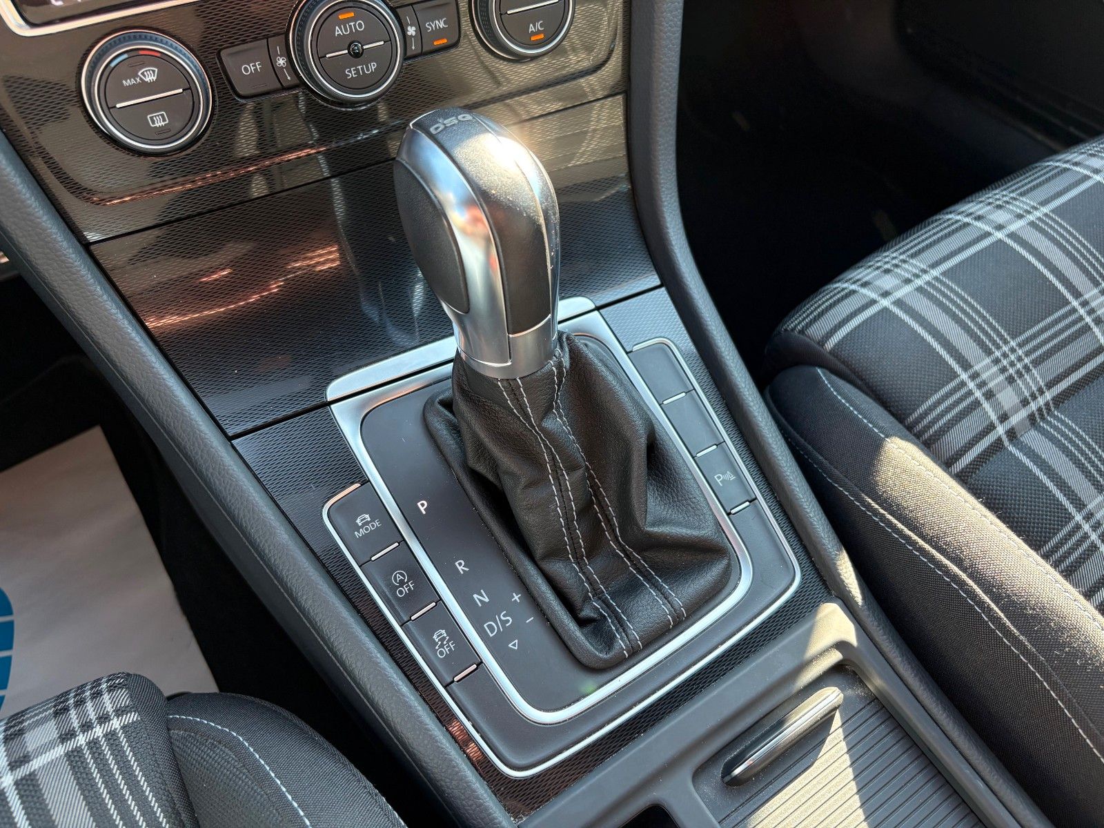 Fahrzeugabbildung Volkswagen Golf VII DSG GTD SPORT Navi Xenon 1.HAND AHK PDC