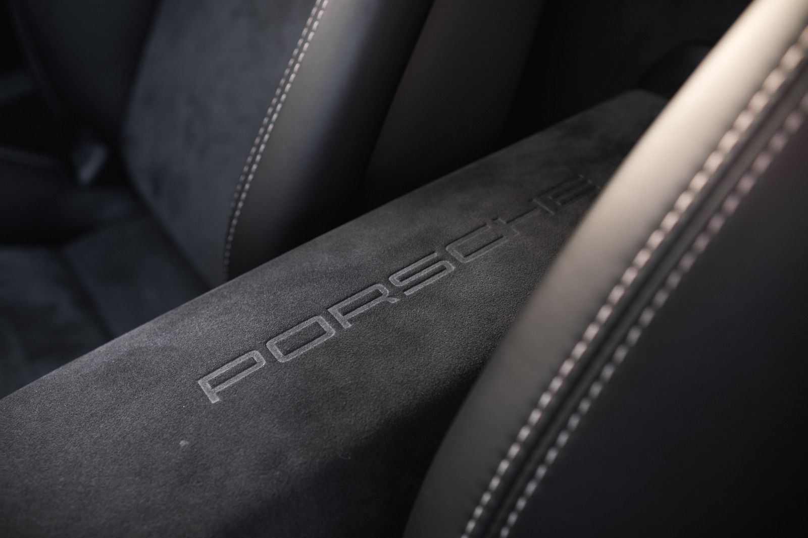 Fahrzeugabbildung Porsche Cayman GT4-Steuer ausw.-wenig KM-Approved