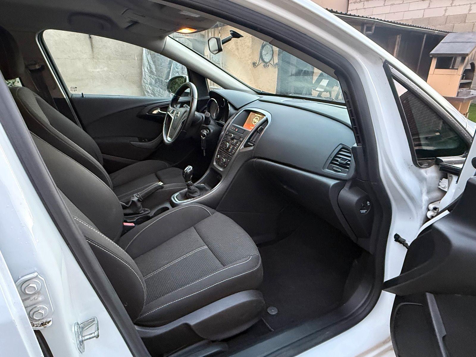 Opel Astra 2015 — фото 10