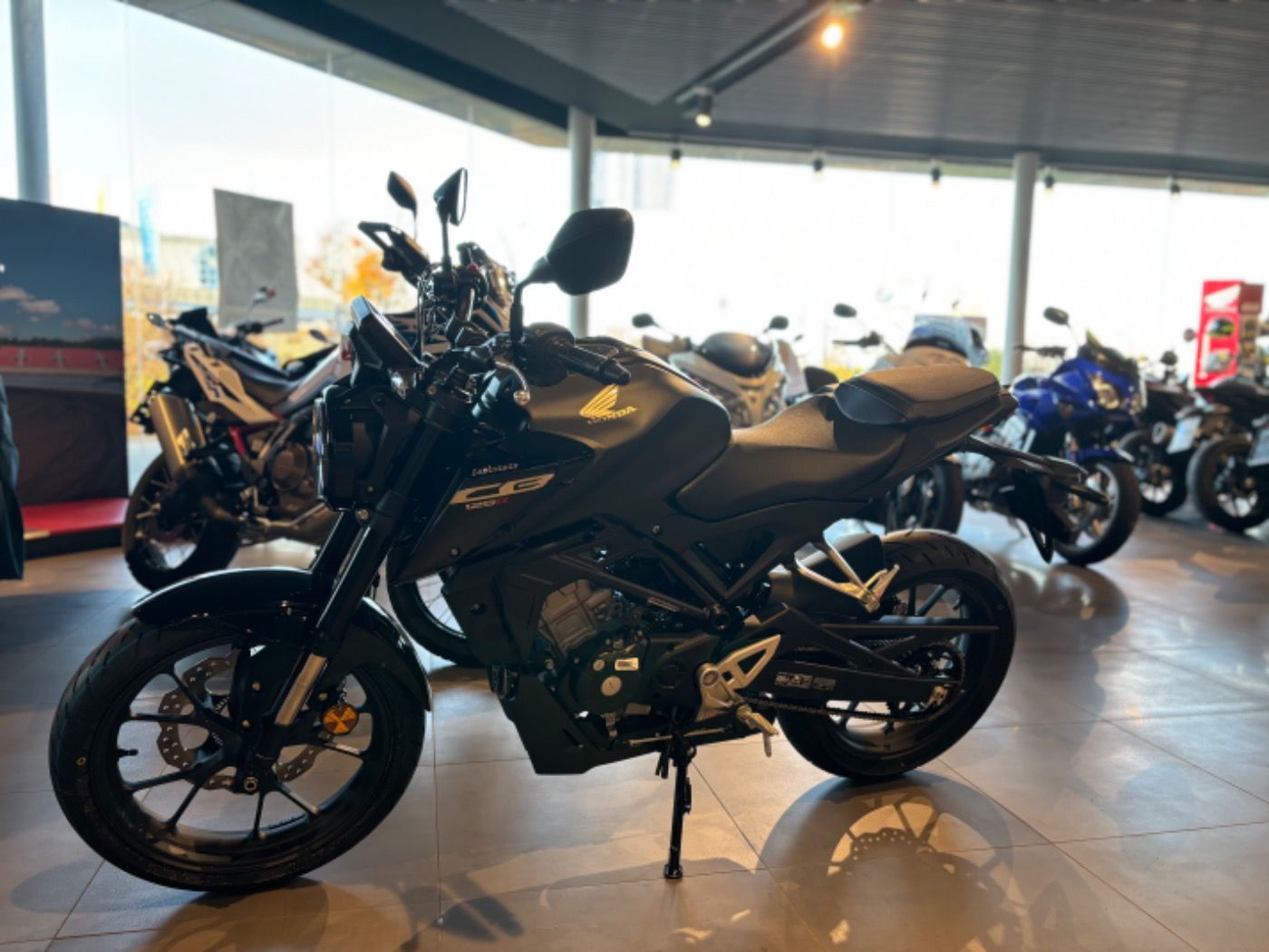 Fahrzeugabbildung Honda CB 125 R, 6 Jahre Garantie, 2025