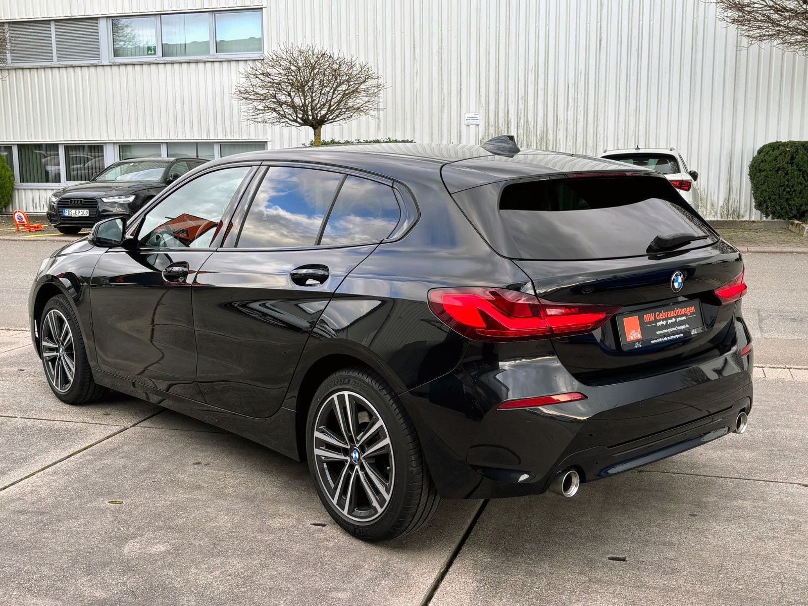 Fahrzeugabbildung BMW 120d Steptronic Sport-Line LED SHZ TEMP NAV PDC