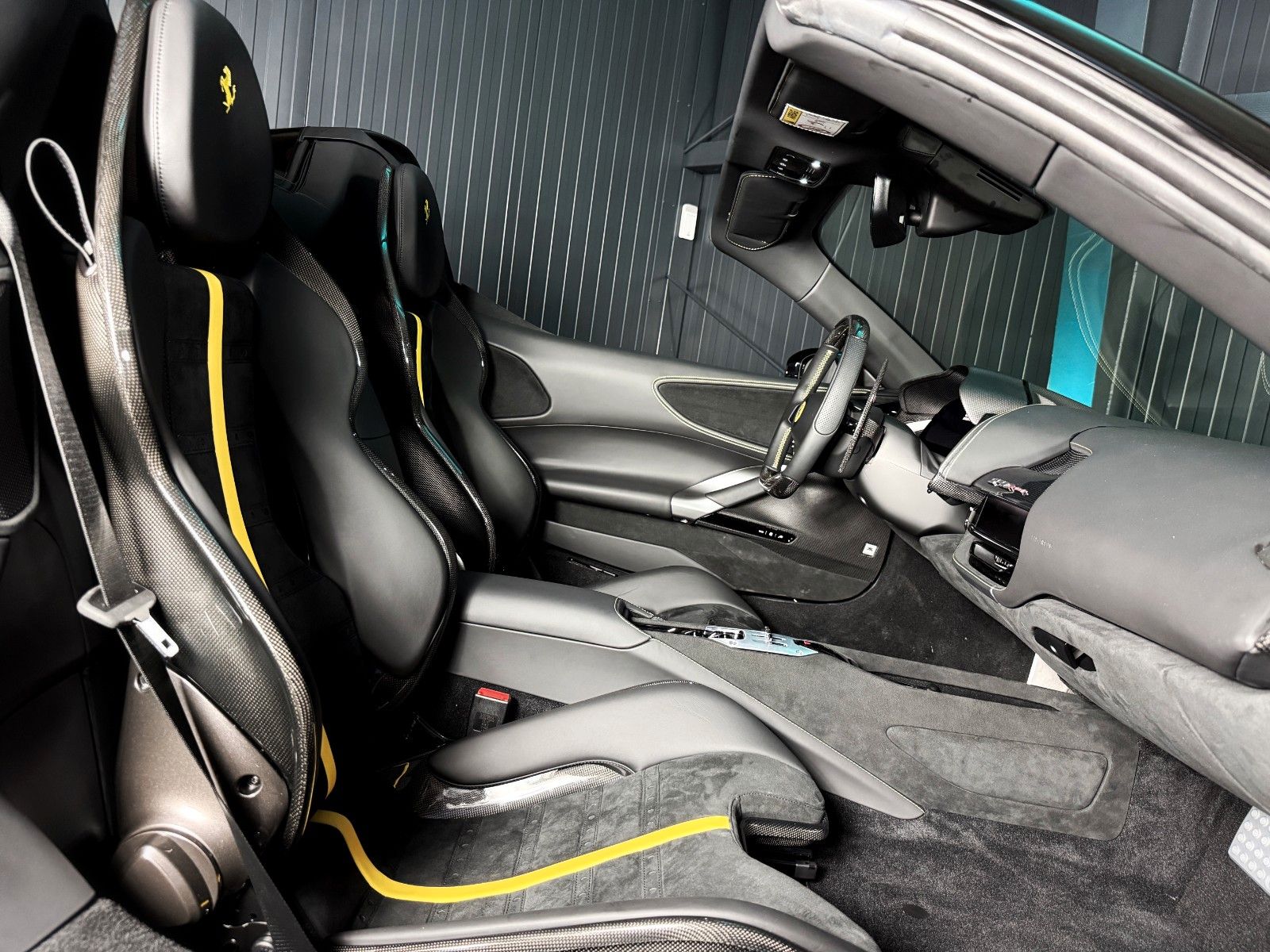Fahrzeugabbildung Ferrari SF90 Spider + Vollcarbon + Lift + NeroDS1250