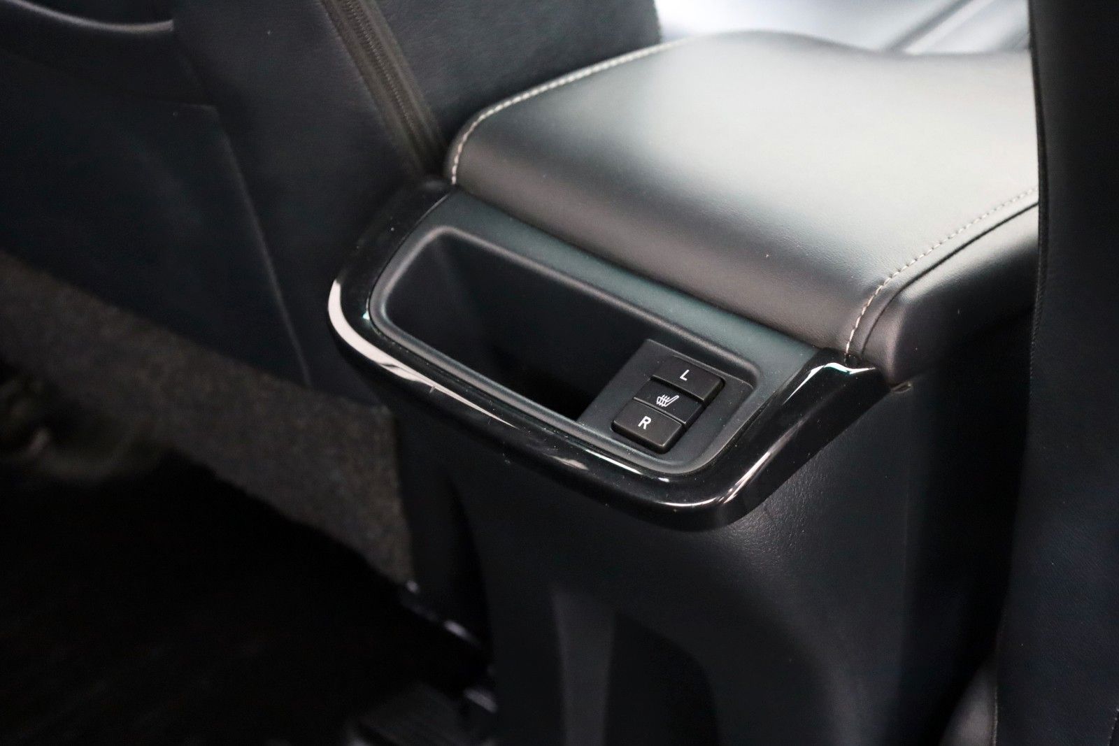 Fahrzeugabbildung Toyota Hilux 2.8 D-4D Invincible,Navi,ACC,  AHK