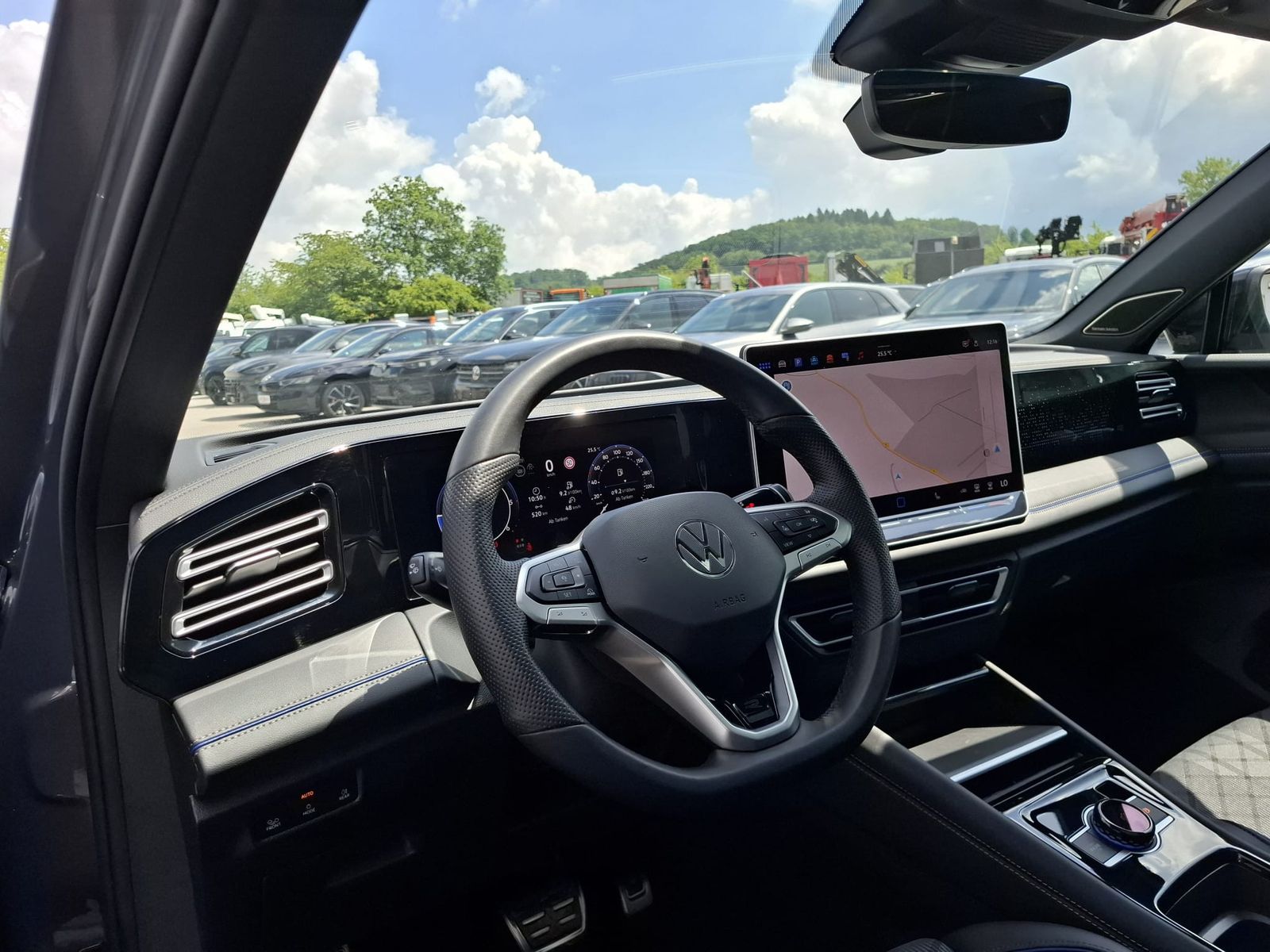 Fahrzeugabbildung Volkswagen Tiguan 2.0 TDI 4M R-Line BLACK*PAN*HK*AHK*MATRIX