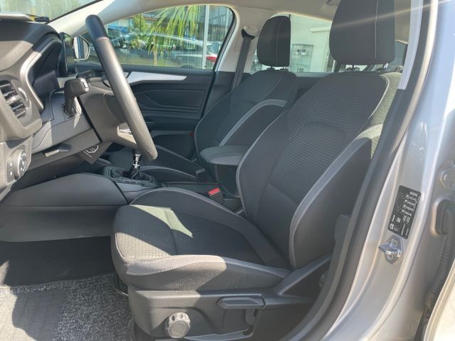 Fahrzeugabbildung Ford Focus C&C SHZ, LED, Navi, AHK, Kamera