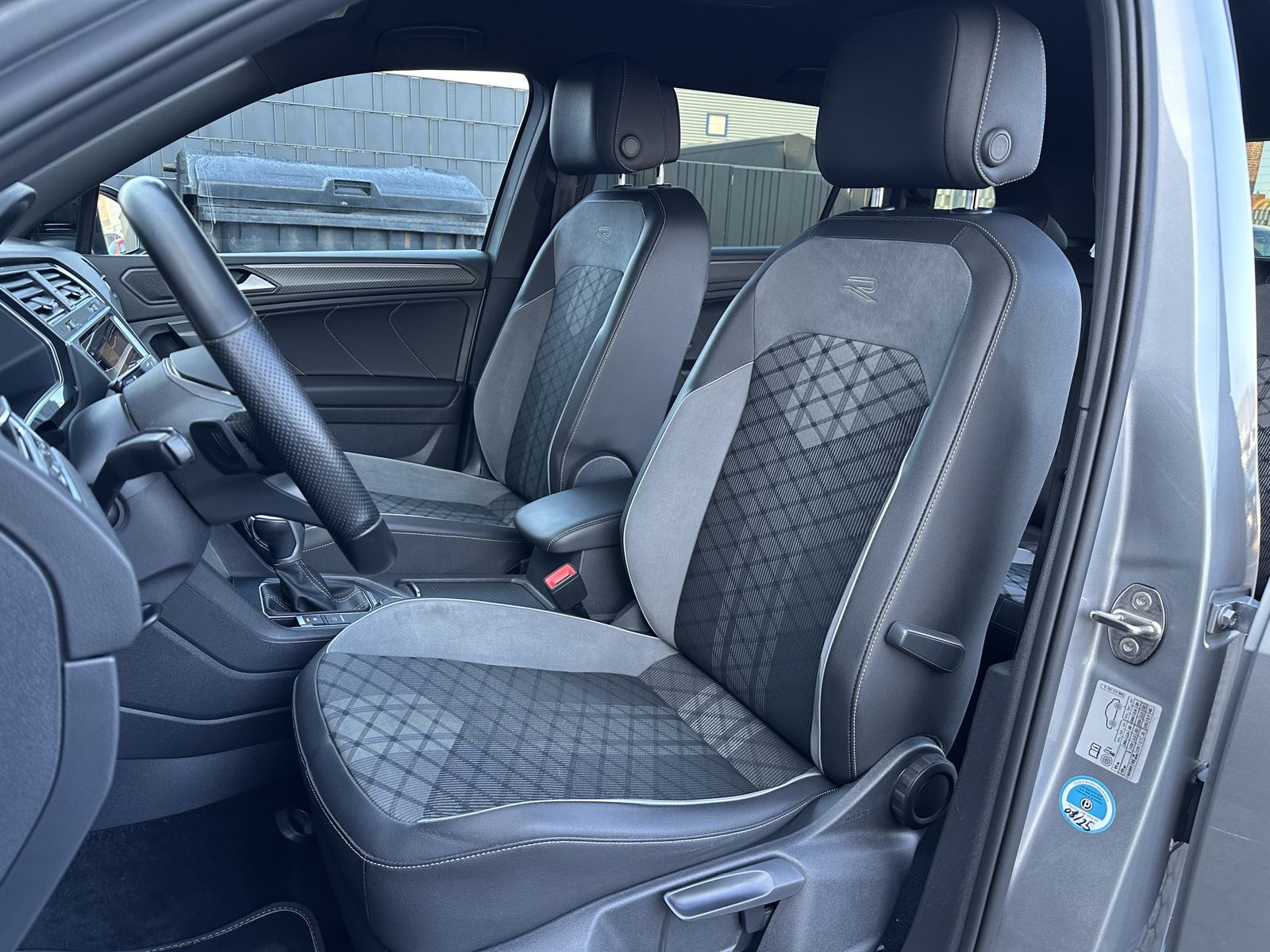 Fahrzeugabbildung Volkswagen Tiguan Allspace 4M R-Line Black NAV+LED+AHK+360°
