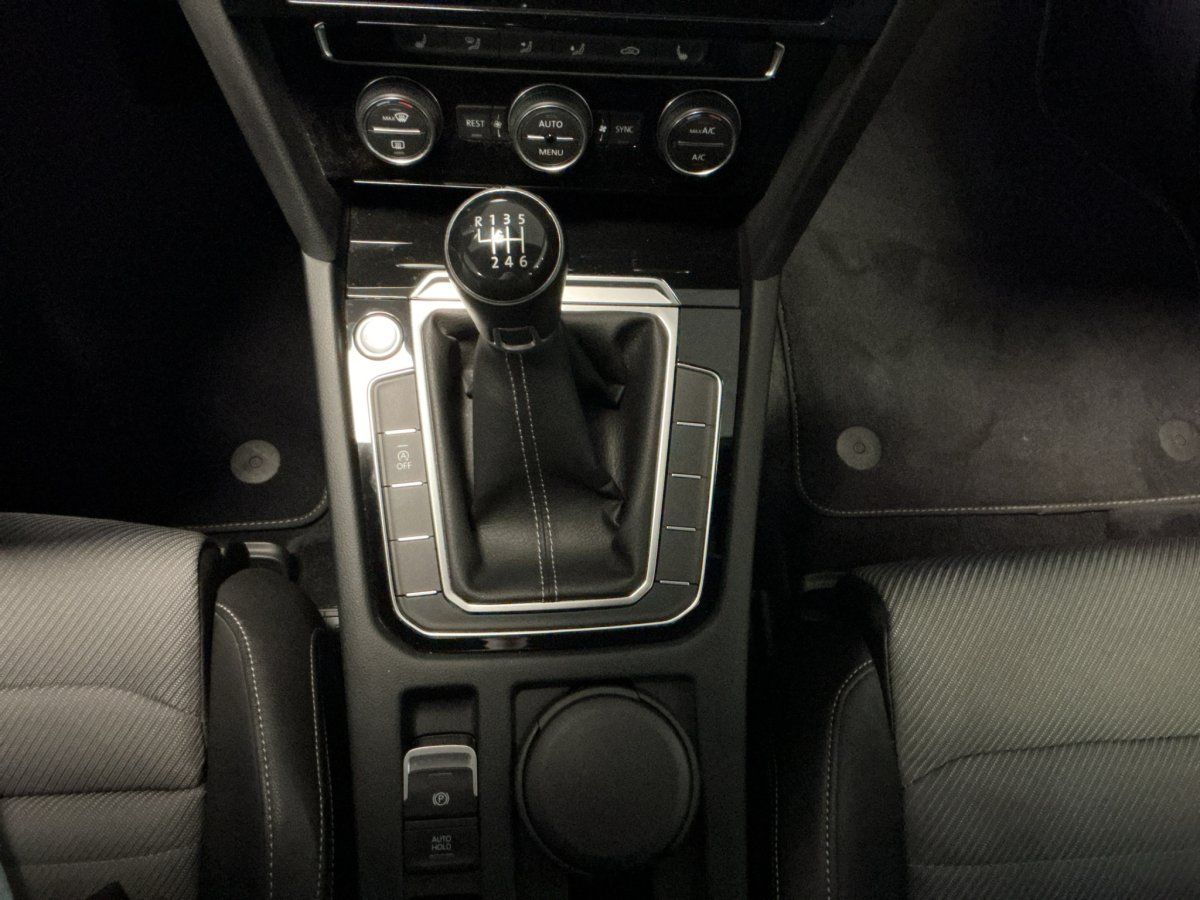 Fahrzeugabbildung Volkswagen Passat Variant Comfortline R-Line 1.4 TSI Navi