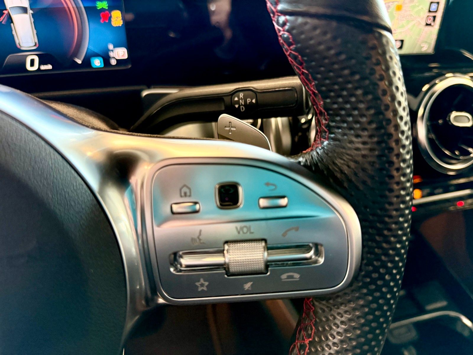 Fahrzeugabbildung Mercedes-Benz GLB 220 d AMG DISTRONIC/20Zoll/AHK/Kamera