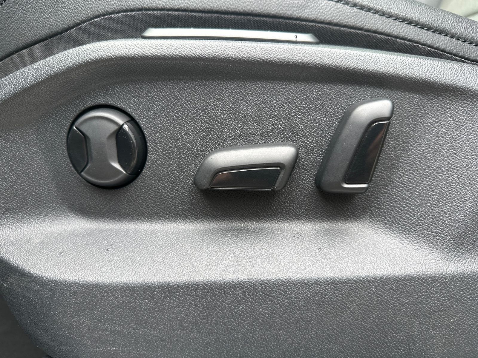 Fahrzeugabbildung Volkswagen Tiguan 2.0 TDI 4M DSG Elegance NAV+MATRIX
