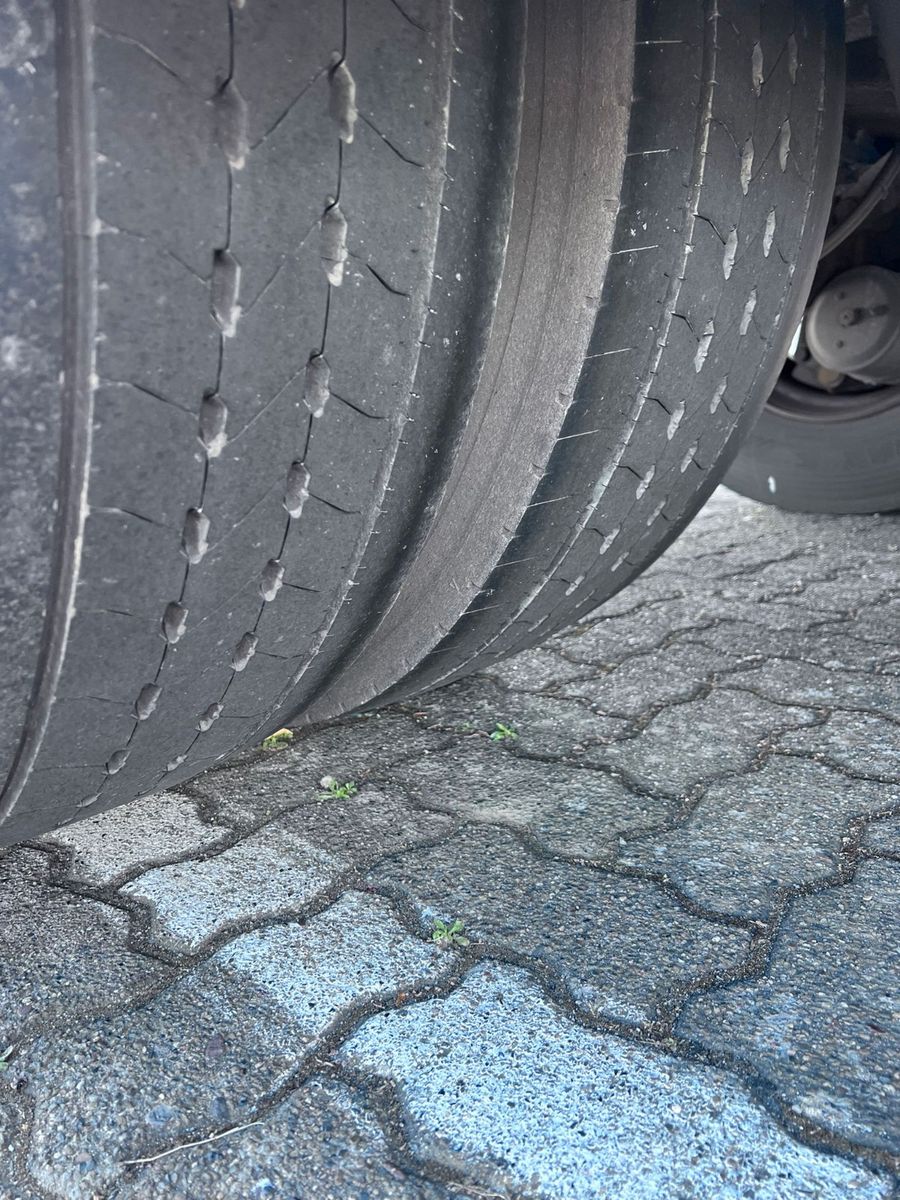 Fahrzeugabbildung Mercedes-Benz Antos 1840 mit Kühlauflieger ROHR