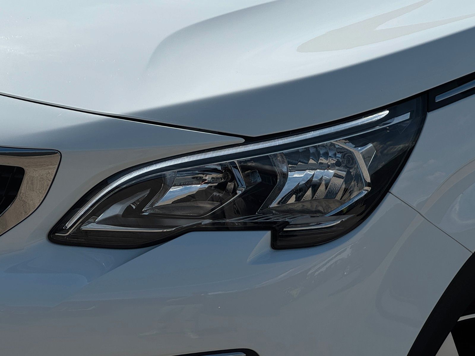 Fahrzeugabbildung Peugeot 3008 PureTech 180 Allure Tempomat PDC CarPlay