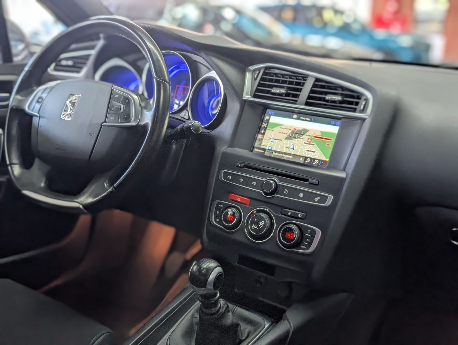 Fahrzeugabbildung DS Automobiles DS4 1.2 PureTech Basis MFL KAM TEMP SHZ PDC ALU1