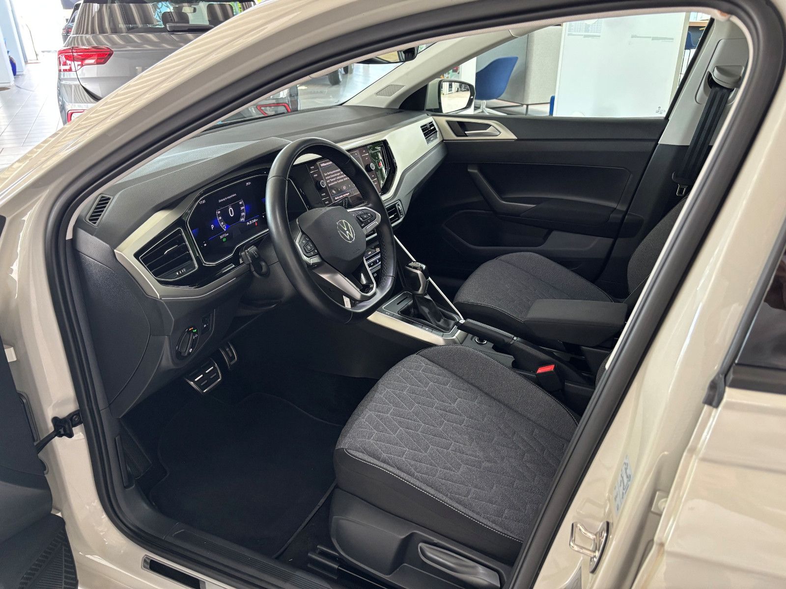 Fahrzeugabbildung Volkswagen Polo 1.0 TSI Move DSG +LED +ALLWETTER