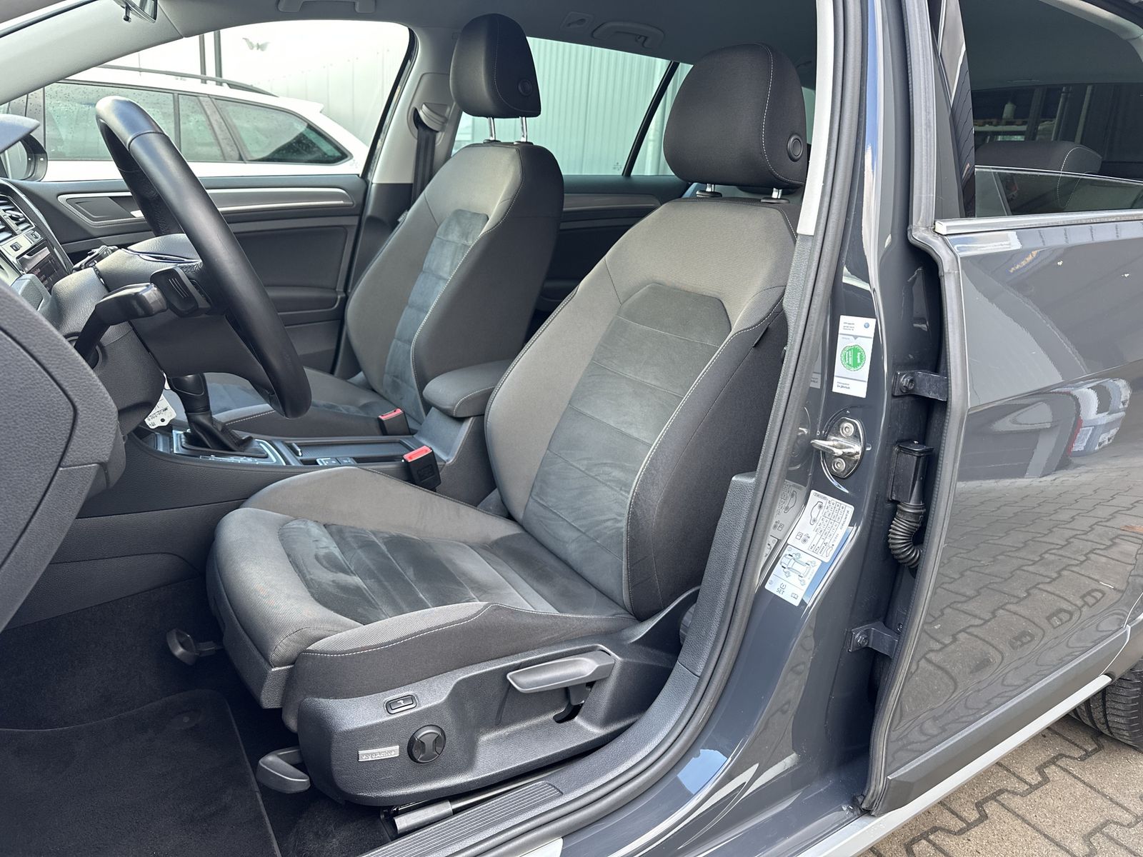 Fahrzeugabbildung Volkswagen Golf Alltrack 2.0 TDI 4M DSG NAV+LED+ACC+18ZO+PP