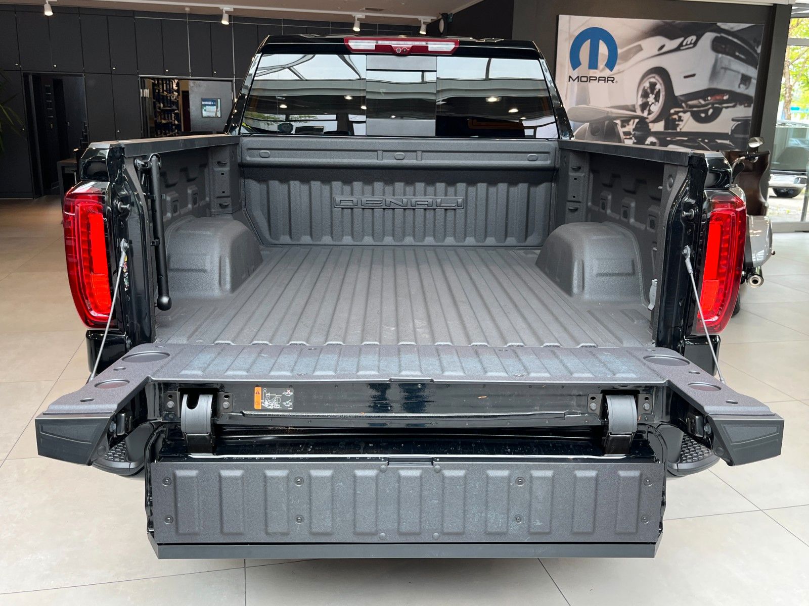 Fahrzeugabbildung GMC Sierra 1500 Denali 6.2 LPG Black Edition