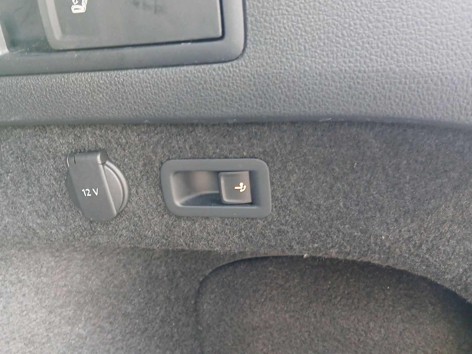 Fahrzeugabbildung Volkswagen Passat Variant TDI R-Line DSG Matrix AHK Navi Le