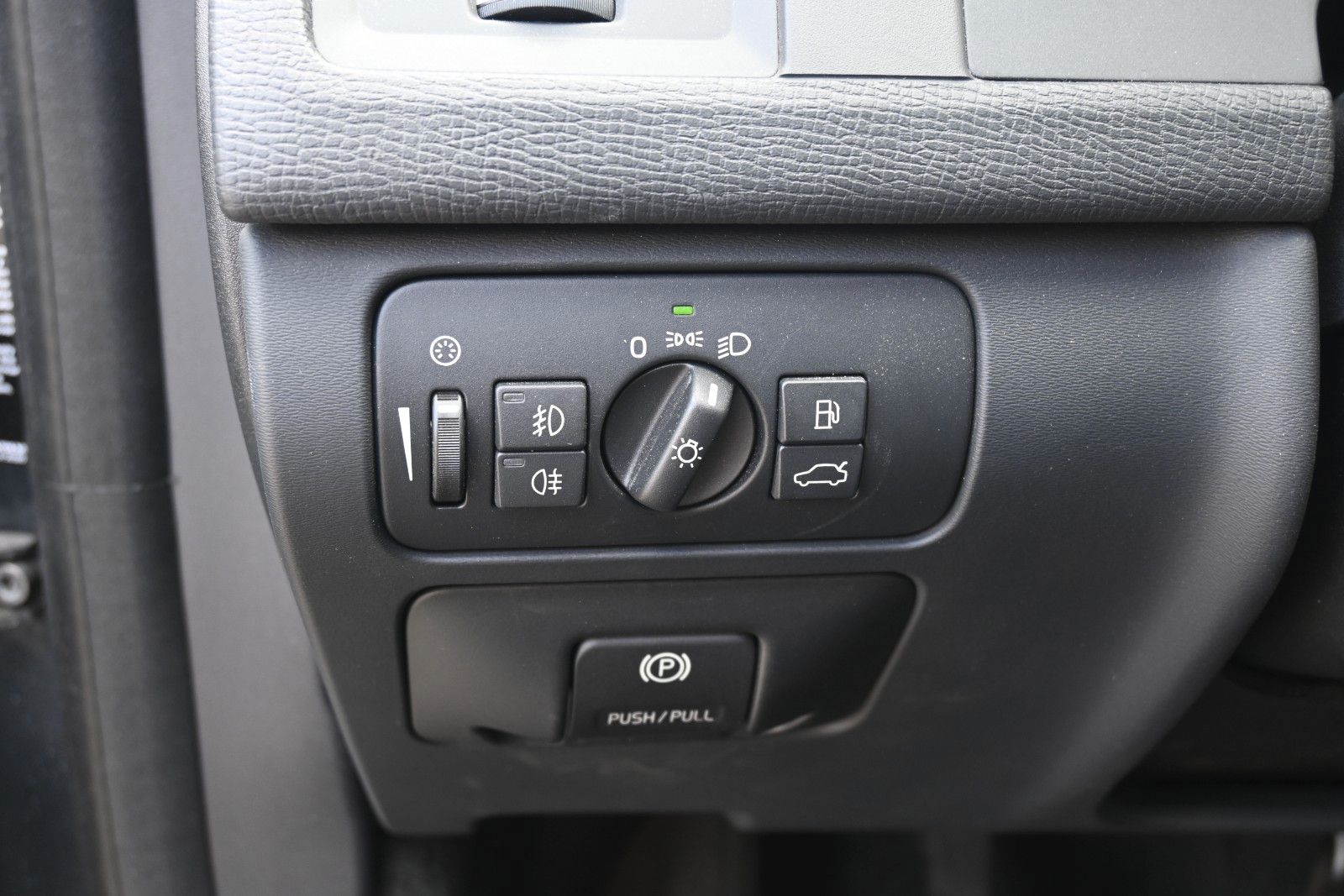 Fahrzeugabbildung Volvo XC60 2.4D Summum Drive*BiXenon*PDC*CD*Servo*USB