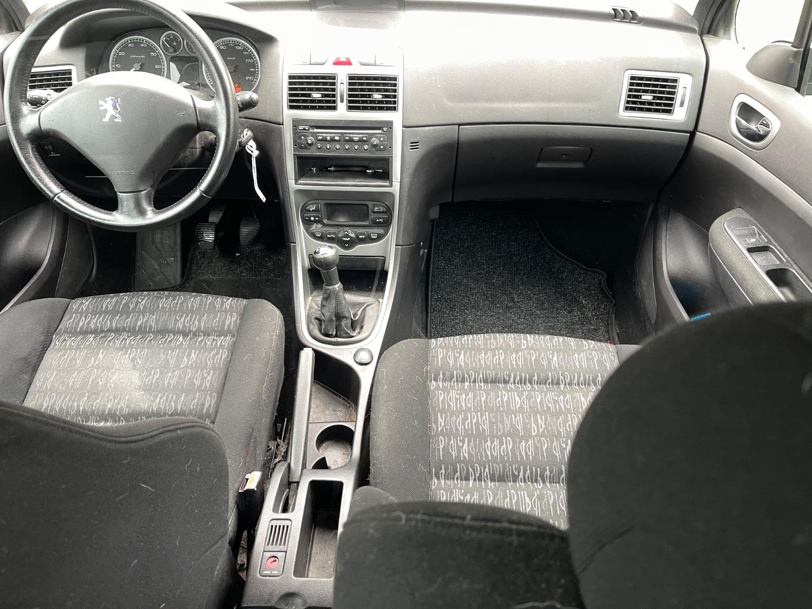 Peugeot 307 2004 — interior