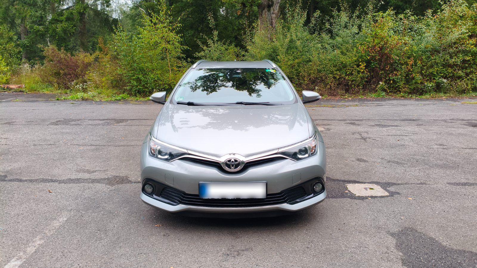 Toyota Auris 2015 — салон