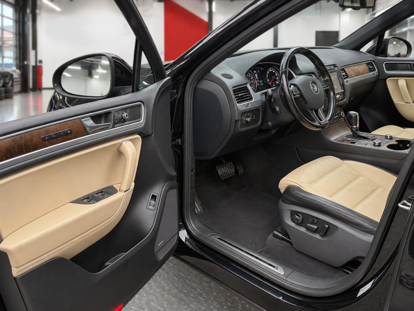 Volkswagen TOUAREG 3.0 TDi V6 EXCLUSIVE*Aut*Navi*Leder*AHK*