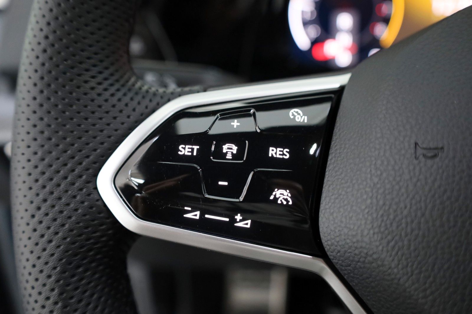 Fahrzeugabbildung Volkswagen Golf VIII Variant R-Line eTSI Navi,LED,ACC,AHK