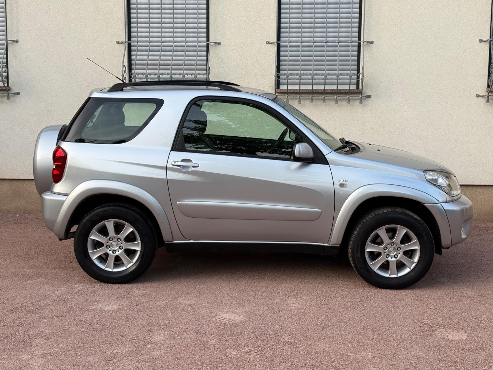 TOYOTA RAV4 - 2.0 150 CV - 4x4 - BVM - VOLANT EN CUIR