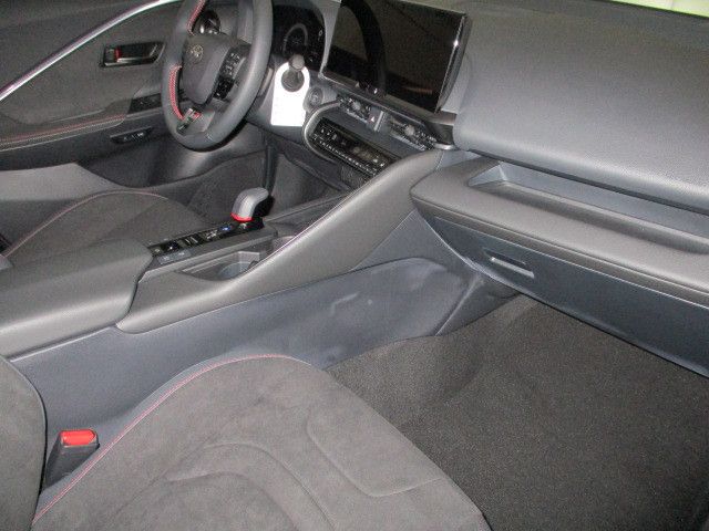 Fahrzeugabbildung Toyota C-HR Plug-In Hybrid FWD GR Sport