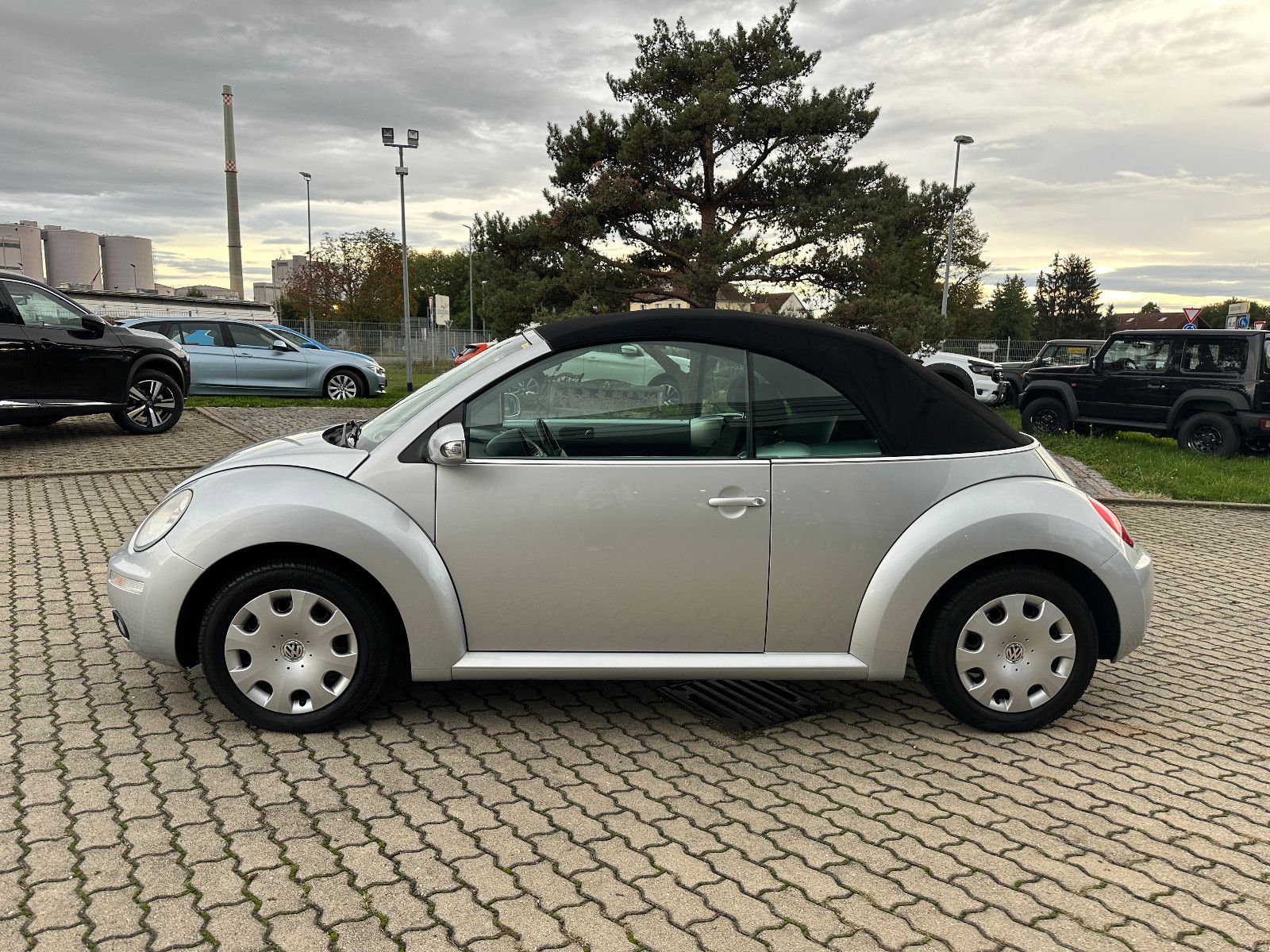 Fahrzeugabbildung Volkswagen New Beetle 1.6 Cabriolet KLIMA+SHZ+TÜV-NEU