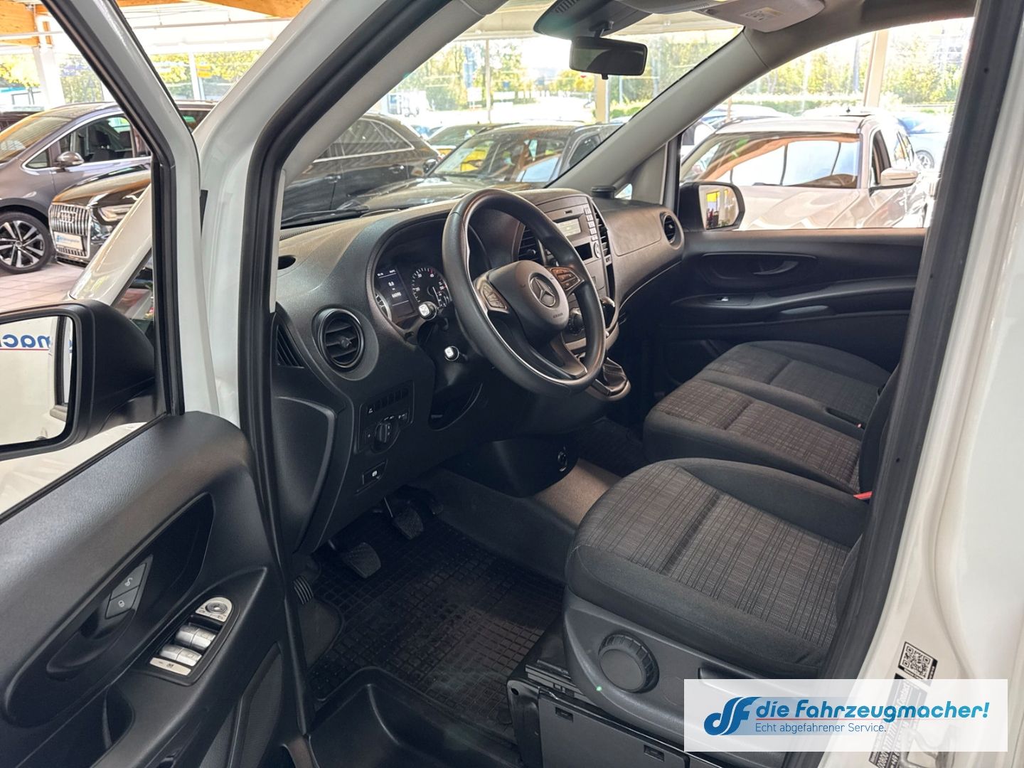 Fahrzeugabbildung Mercedes-Benz Vito Tourer 111CDI 9.Sitz. Extralang AHK Parklen