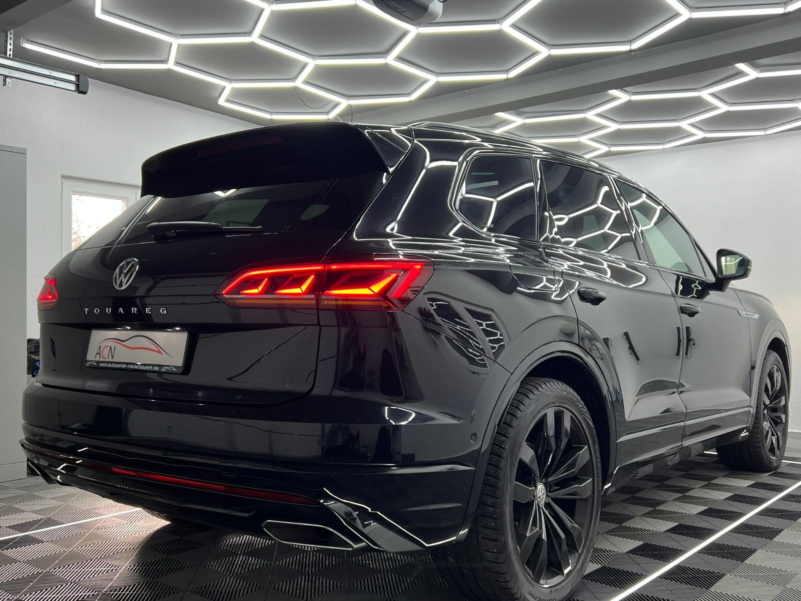 Fahrzeugabbildung Volkswagen Touareg R-Line 4Motion/PANO/AHK/MATRIX/BLACK OP.