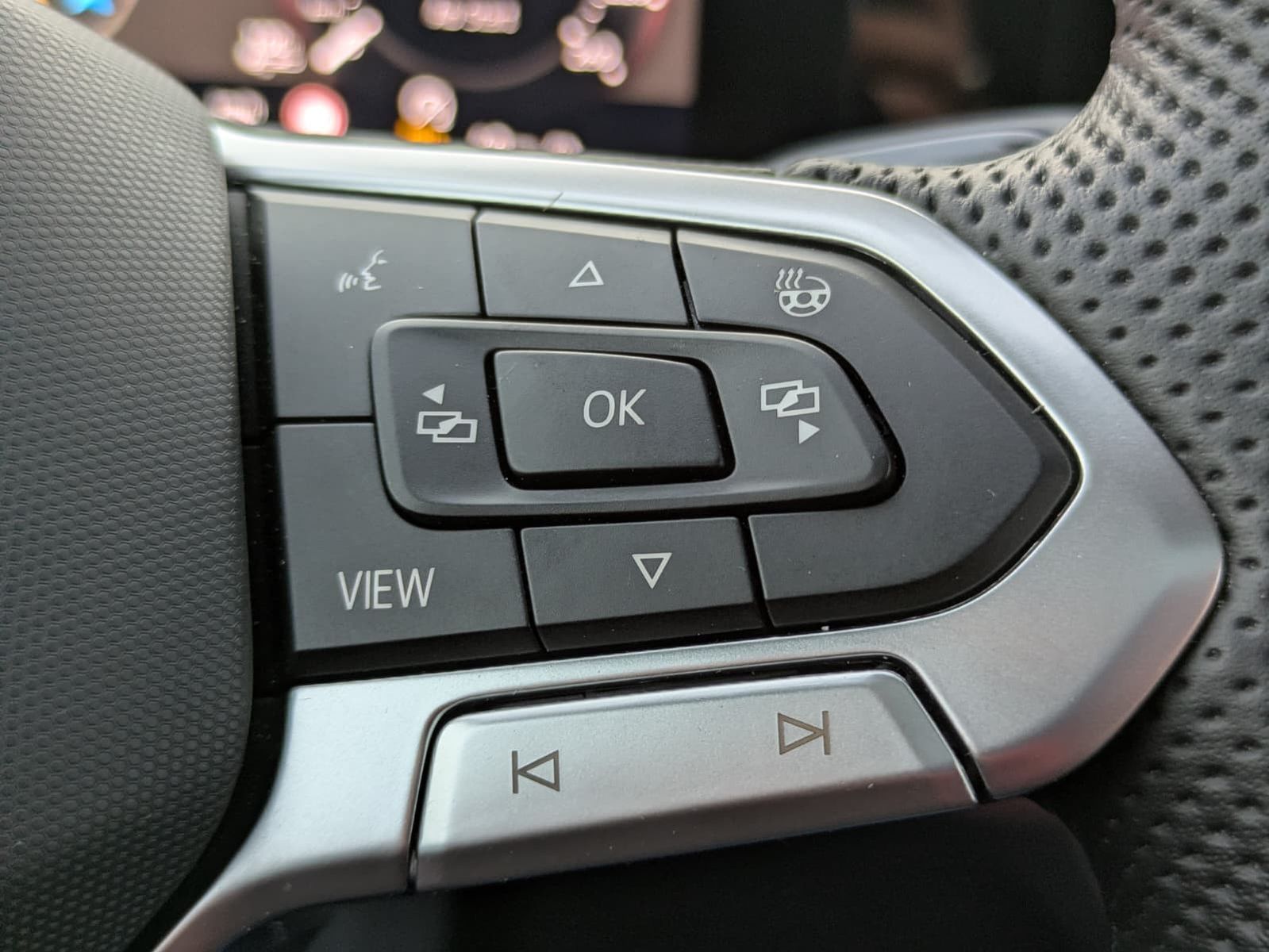 Fahrzeugabbildung Volkswagen Tayron 2.0 TDI 4M R-Line 7Si*MATRIX*AHK*PANO*HUD