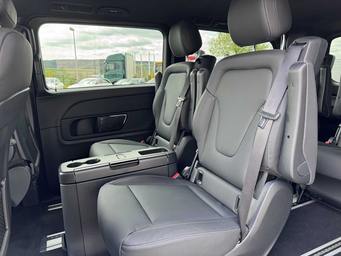 Fahrzeugabbildung Mercedes-Benz V 250 d EDITION 4MATIC AMG DISTRONIC AHK Tisch