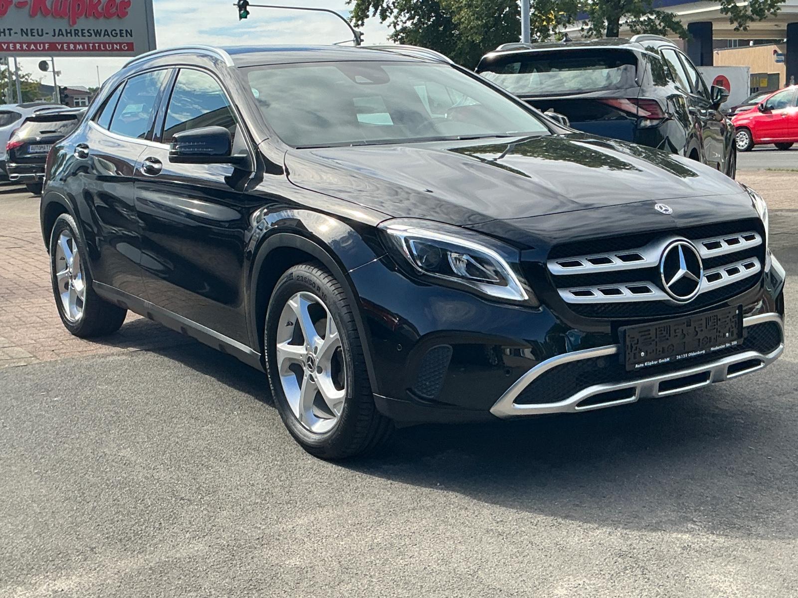 Mercedes-Benz GLA 200 Navi BT SHZ PDC LED