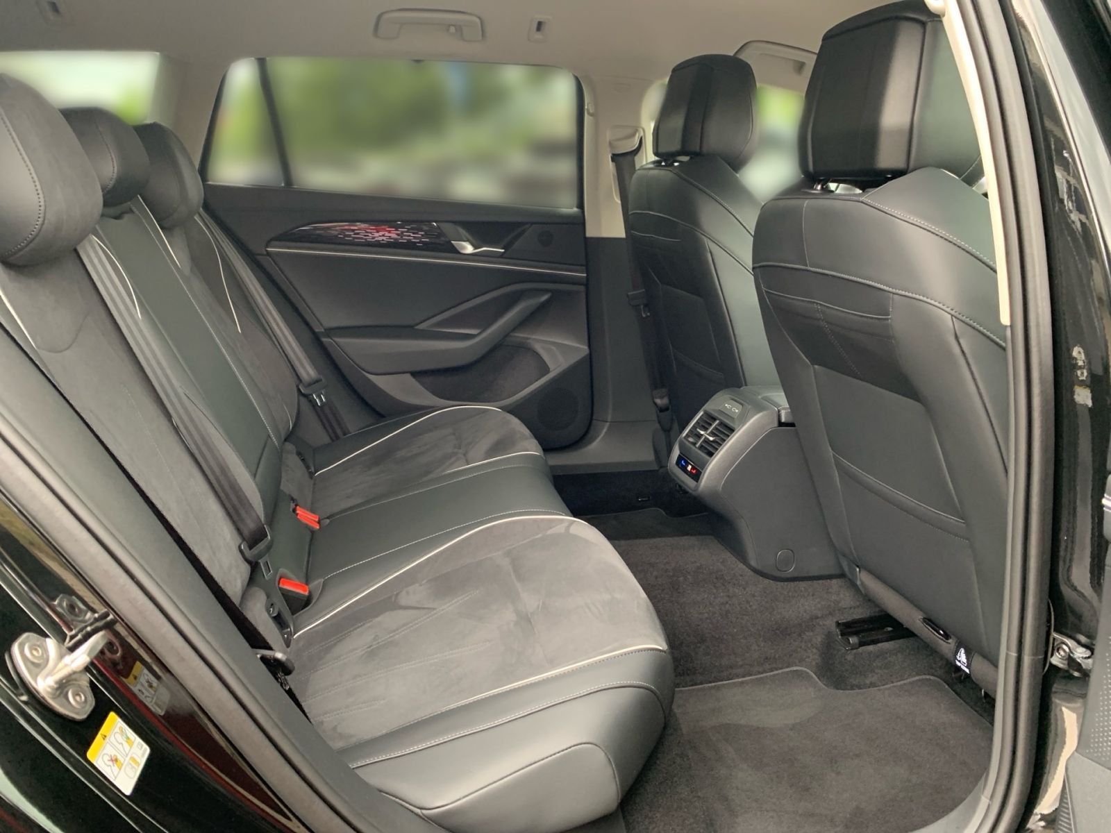 Fahrzeugabbildung Volkswagen Passat 2.0 TDI DSG Elegance Navi LED